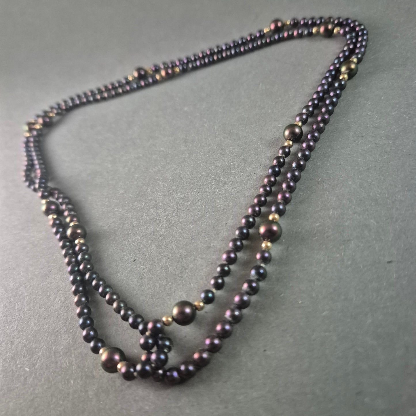 Elegante schwarze Perlenkette – Klassische Schönheit mit goldenen Akzenten