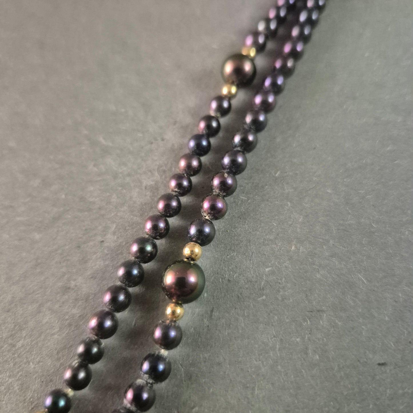 Elegante schwarze Perlenkette – Klassische Schönheit mit goldenen Akzenten