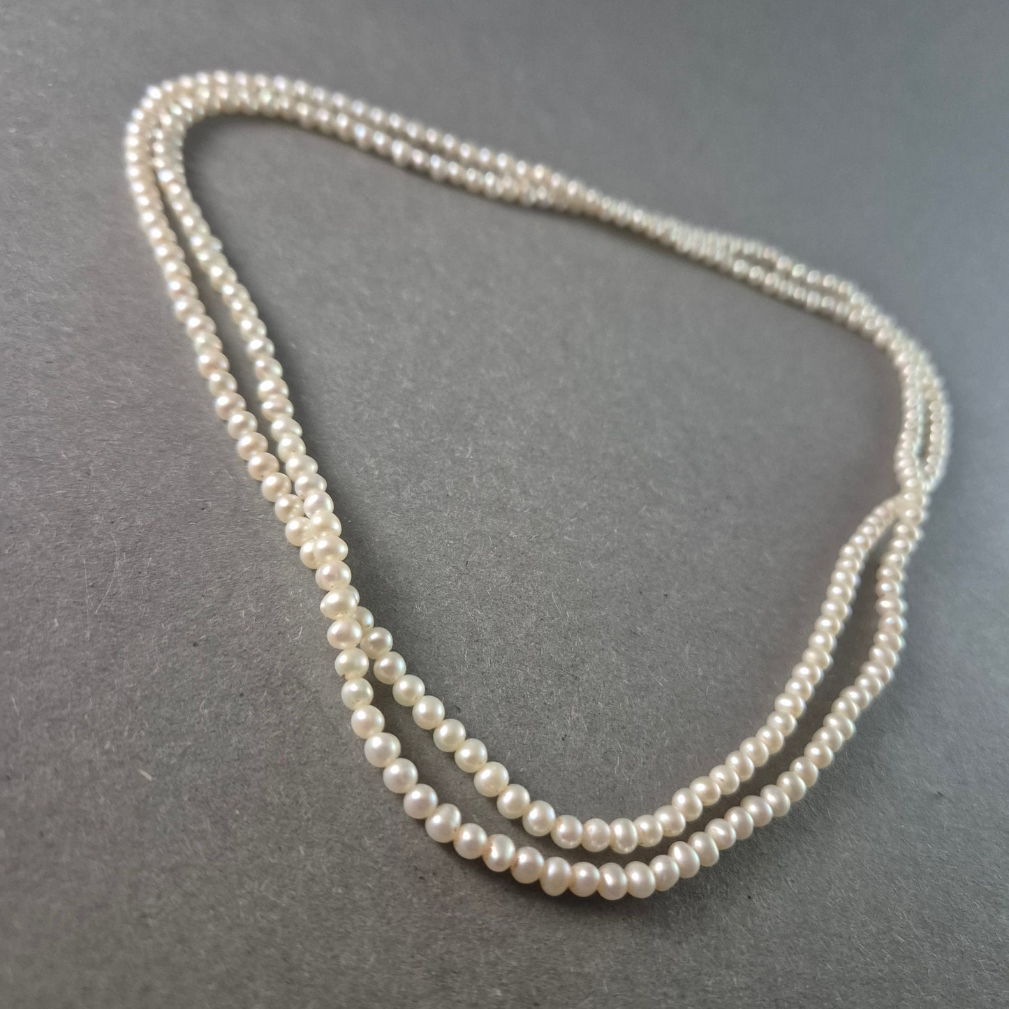 Zeitlose weiße Perlenkette – Klassische Eleganz in Doppelstrang