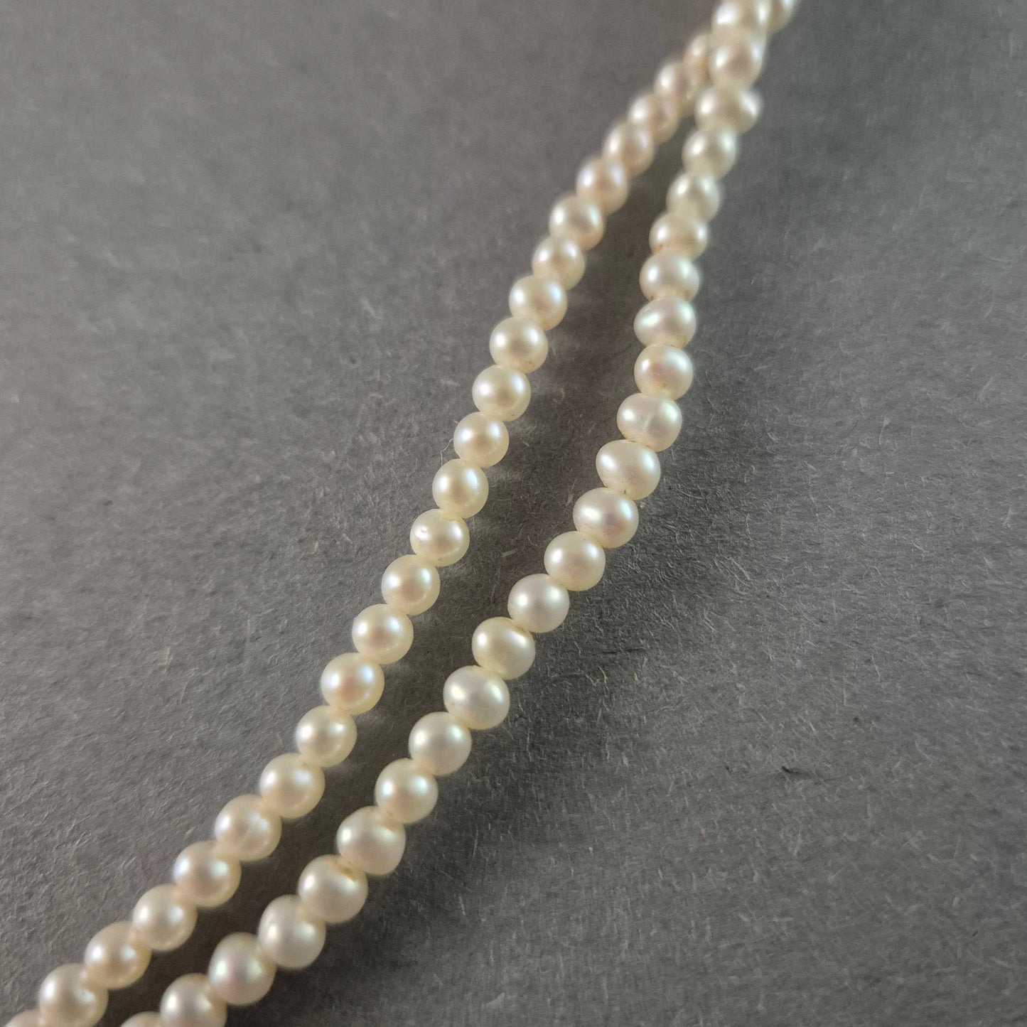 Zeitlose weiße Perlenkette – Klassische Eleganz in Doppelstrang