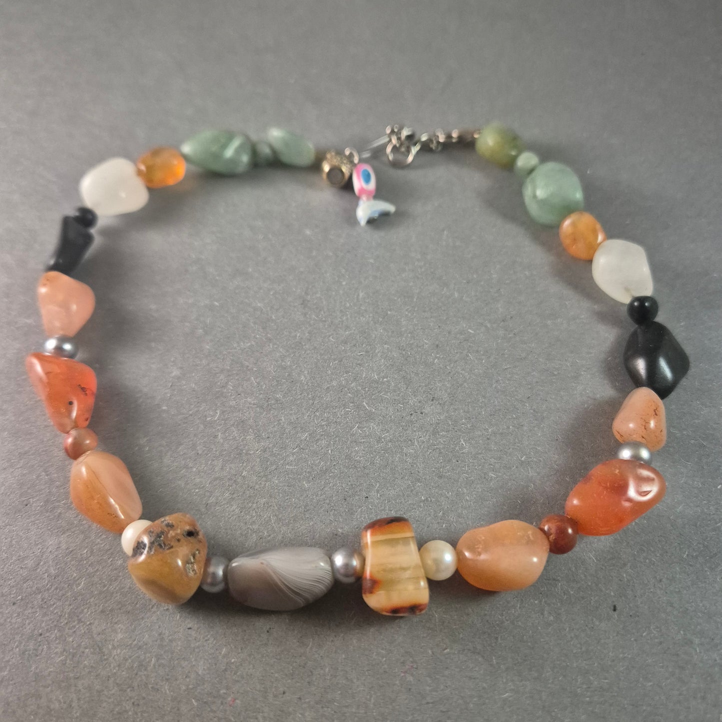 Farbenfrohe Edelsteinkette – Natürlicher Charme mit einzigartigen Details