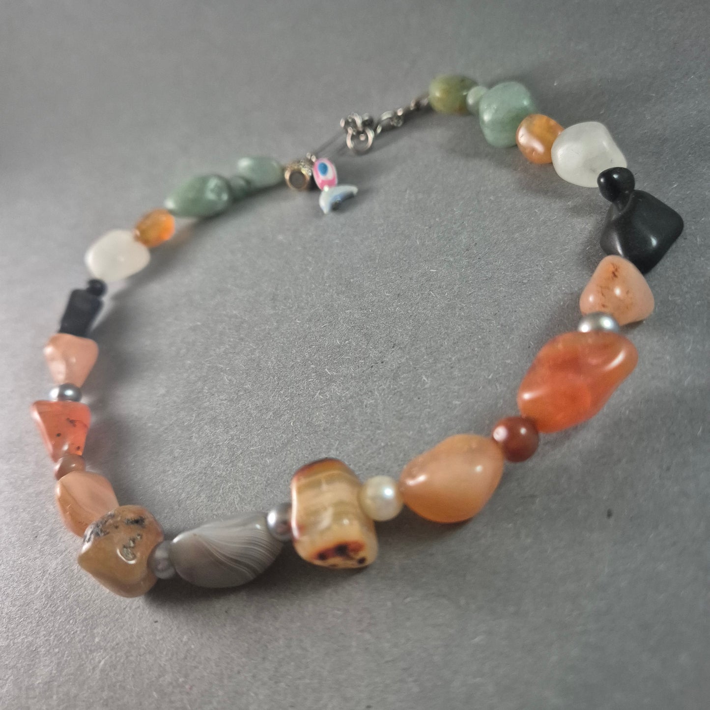 Farbenfrohe Edelsteinkette – Natürlicher Charme mit einzigartigen Details