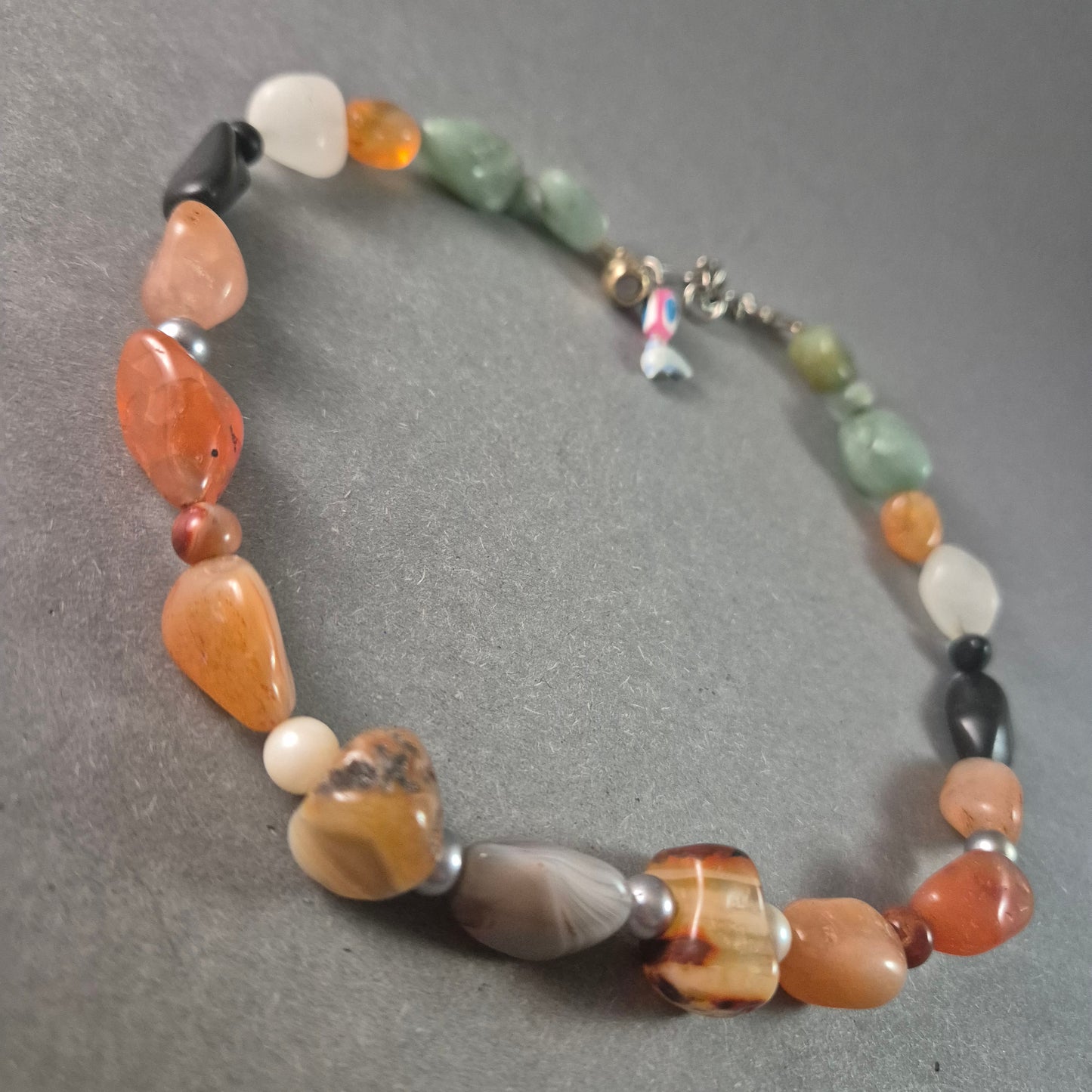 Farbenfrohe Edelsteinkette – Natürlicher Charme mit einzigartigen Details