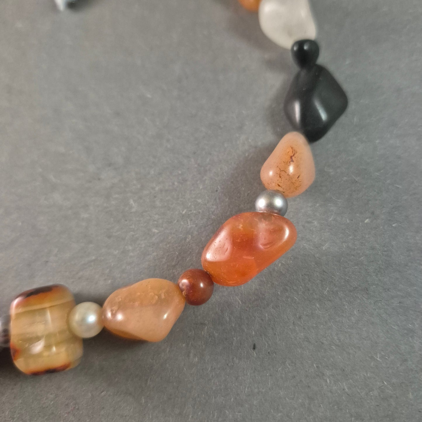 Farbenfrohe Edelsteinkette – Natürlicher Charme mit einzigartigen Details