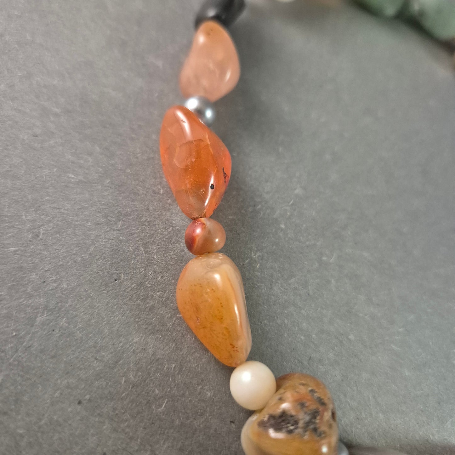 Farbenfrohe Edelsteinkette – Natürlicher Charme mit einzigartigen Details