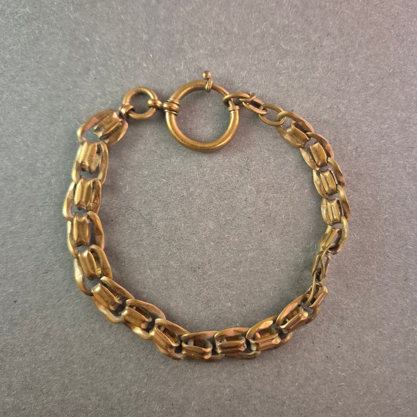 Vintage Gliederarmband aus Messing – Markantes Design für Liebhaber