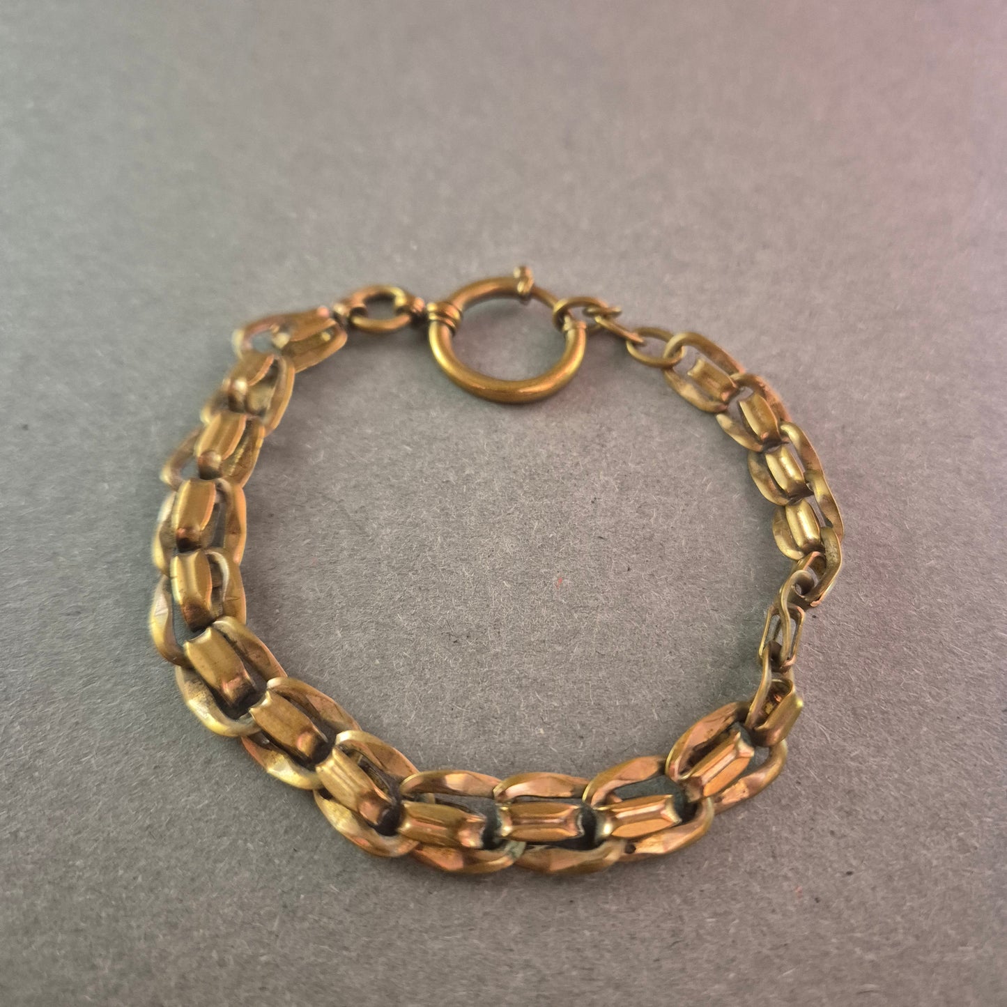 Vintage Gliederarmband aus Messing – Markantes Design für Liebhaber