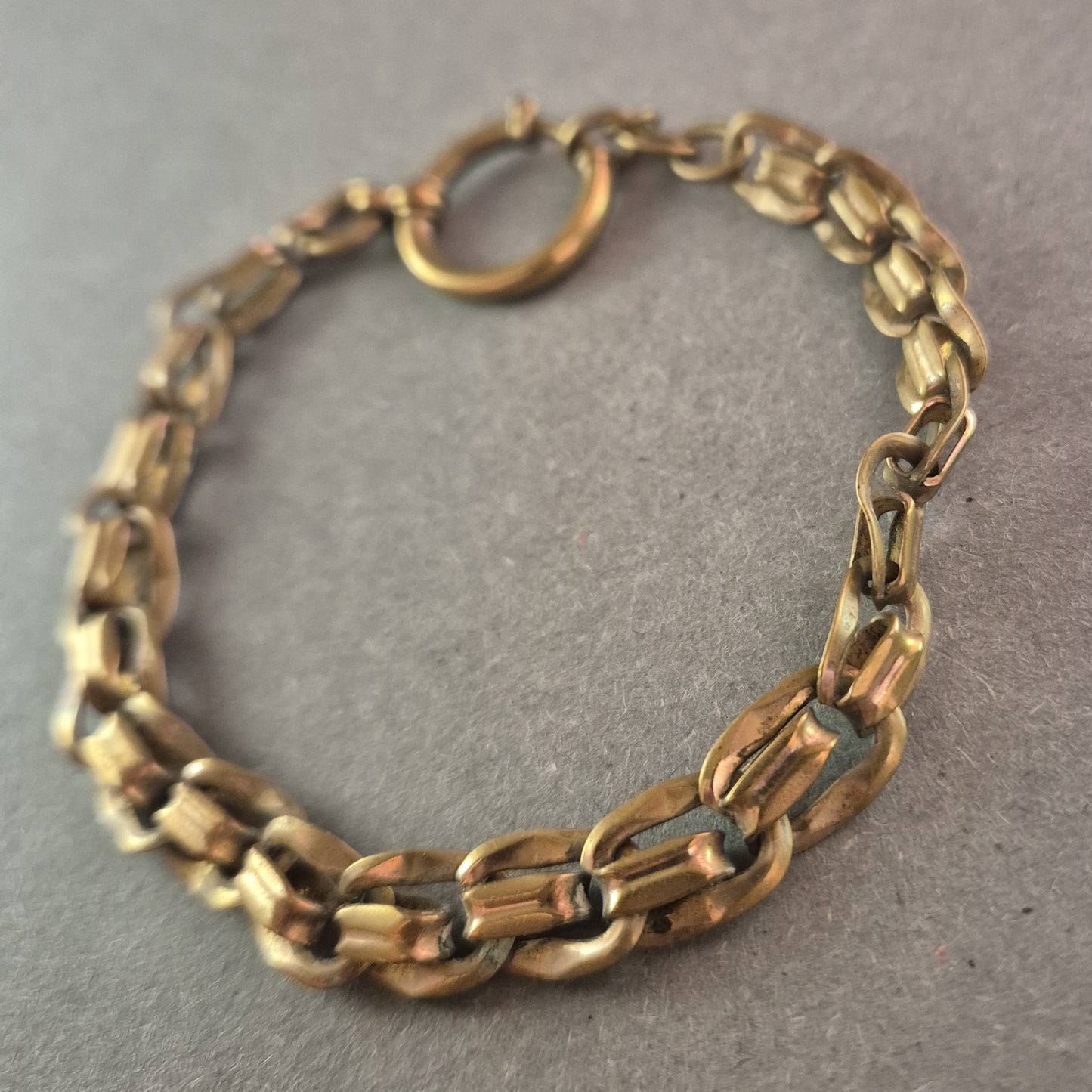 Vintage Gliederarmband aus Messing – Markantes Design für Liebhaber