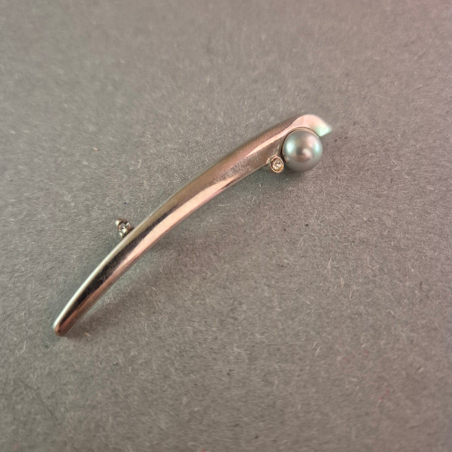 Elegante Silberbrosche mit Perle – Zeitlose Schönheit