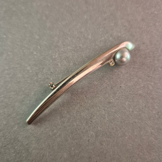 Elegante Silberbrosche mit Perle – Zeitlose Schönheit