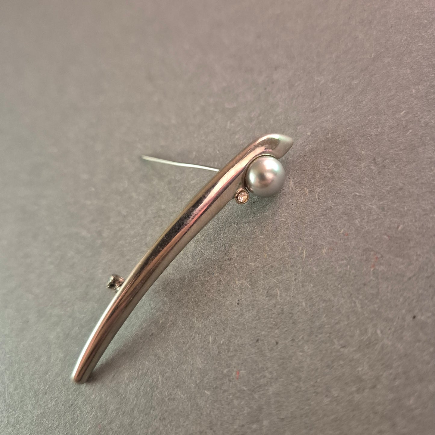 Elegante Silberbrosche mit Perle – Zeitlose Schönheit