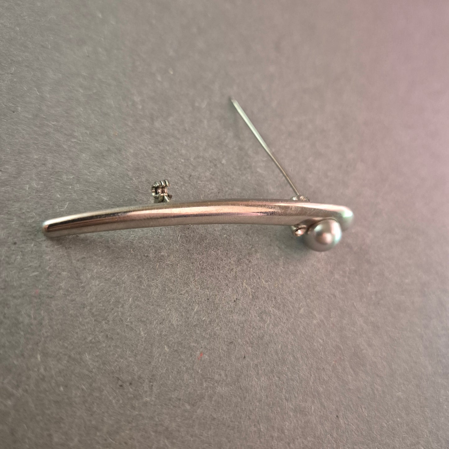 Elegante Silberbrosche mit Perle – Zeitlose Schönheit