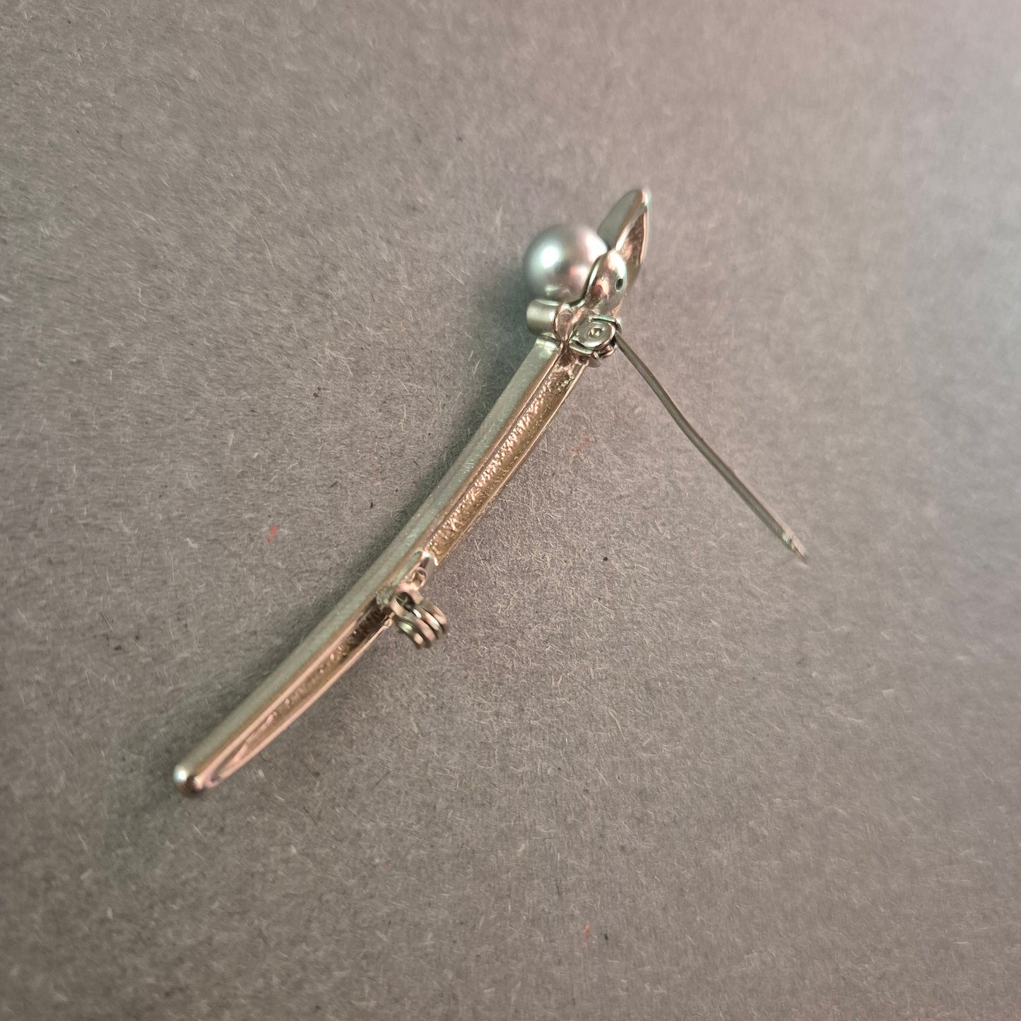 Elegante Silberbrosche mit Perle – Zeitlose Schönheit