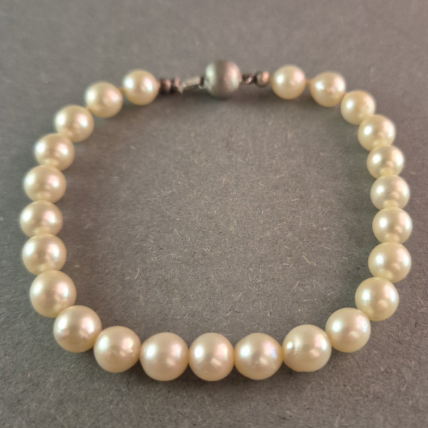 Edles Perlenarmband mit Silberverschluss – Klassische Eleganz