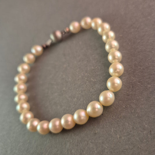 Edles Perlenarmband mit Silberverschluss – Klassische Eleganz
