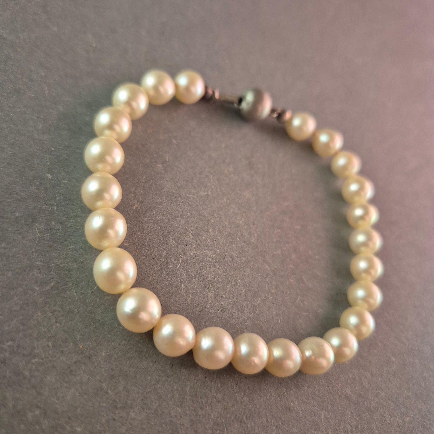 Edles Perlenarmband mit Silberverschluss – Klassische Eleganz