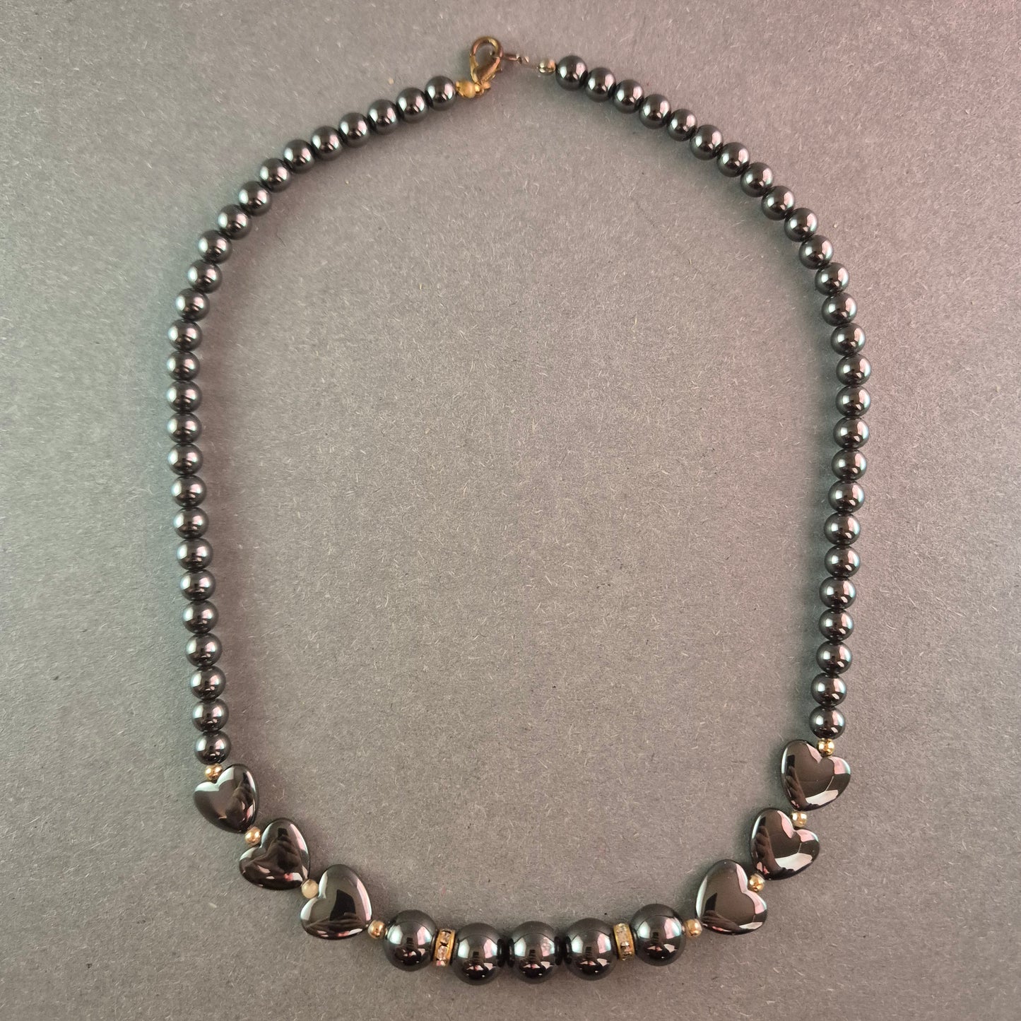 Elegante Hämatit-Halskette mit Herz-Design – Stilvoll und Modern