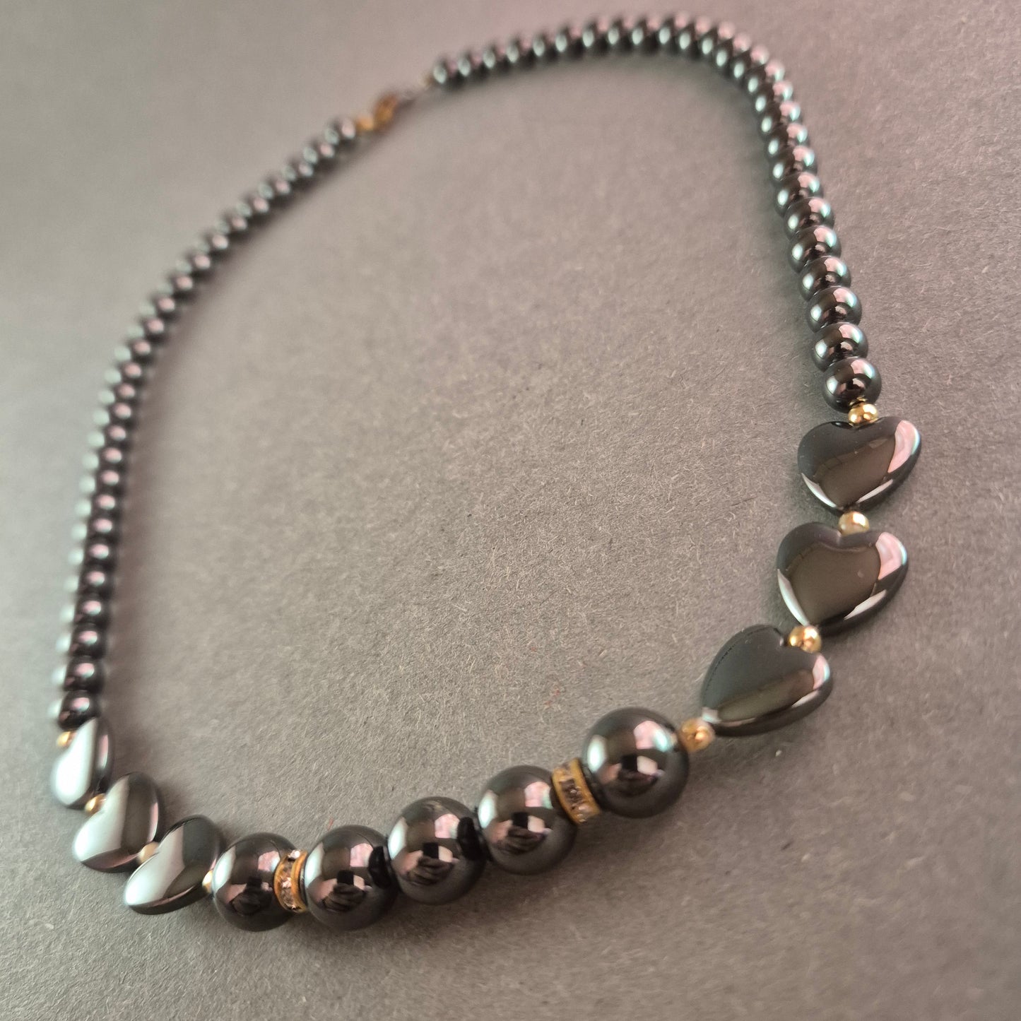 Elegante Hämatit-Halskette mit Herz-Design – Stilvoll und Modern