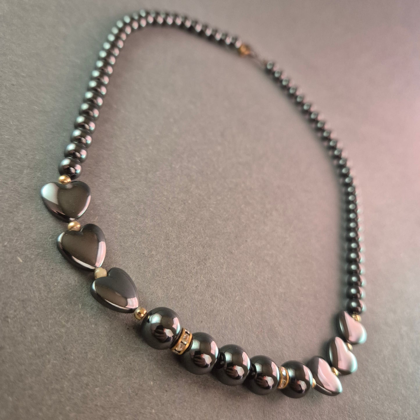 Elegante Hämatit-Halskette mit Herz-Design – Stilvoll und Modern