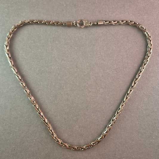 Silberne Halskette im geflochtenen Design – Robuste Eleganz