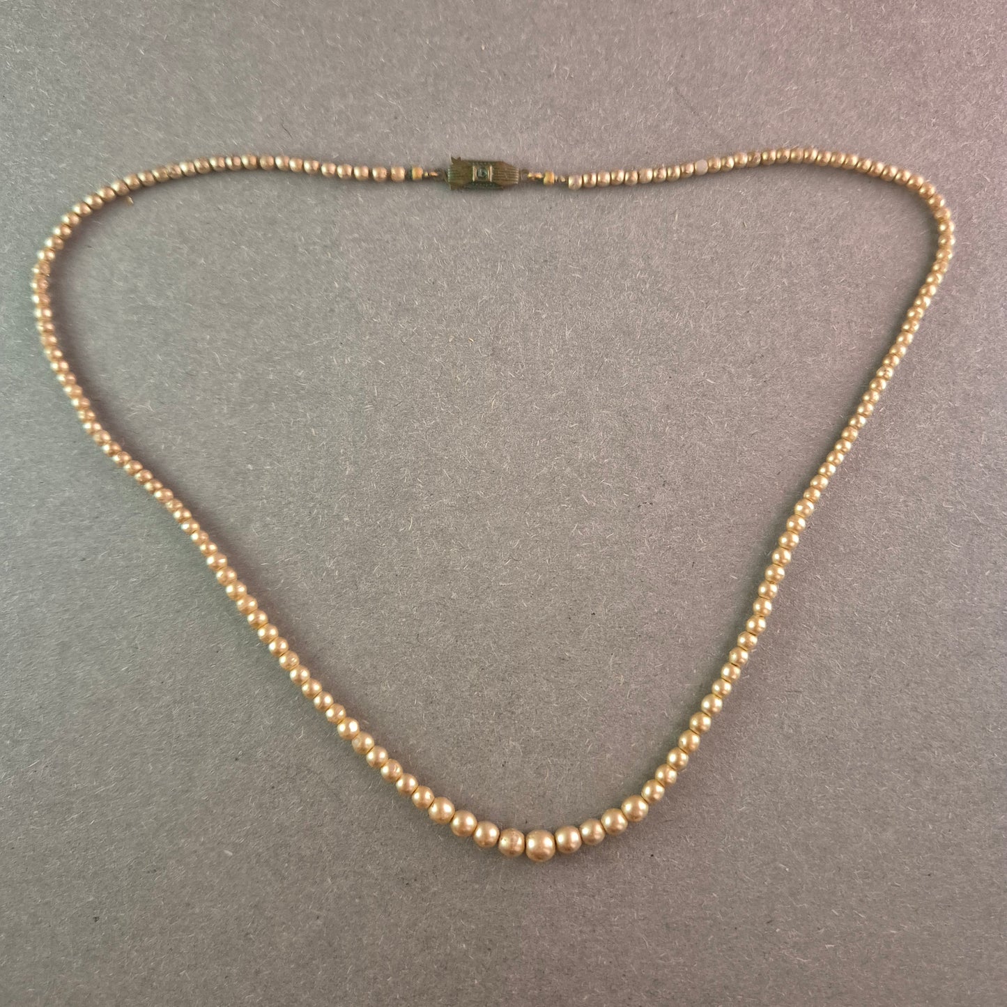 Zarte Vintage-Perlenkette mit dekorativem Verschluss