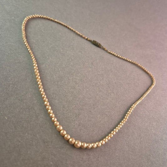 Zarte Vintage-Perlenkette mit dekorativem Verschluss