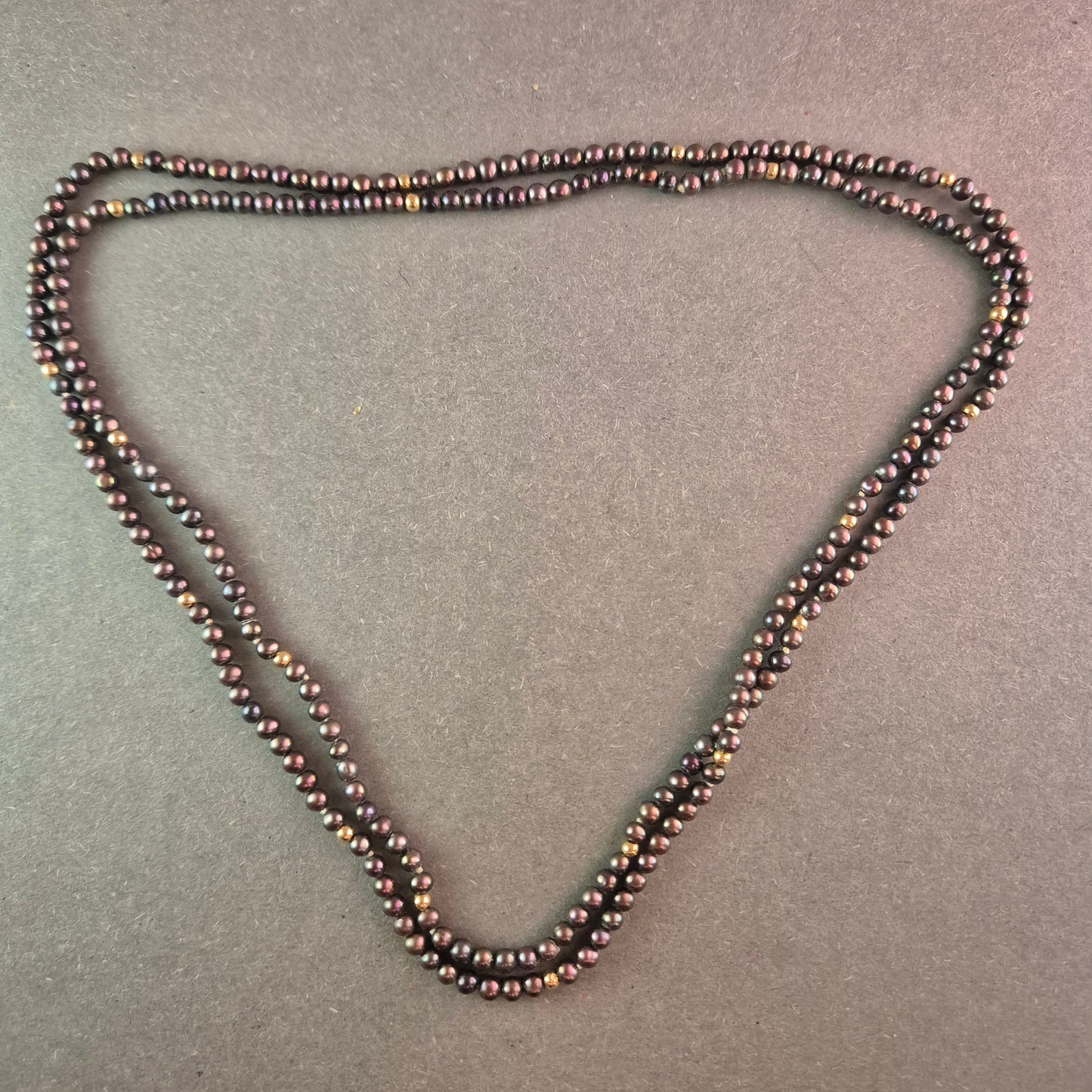 Lange schwarze Perlenkette mit goldenen Akzenten – Eleganter Look