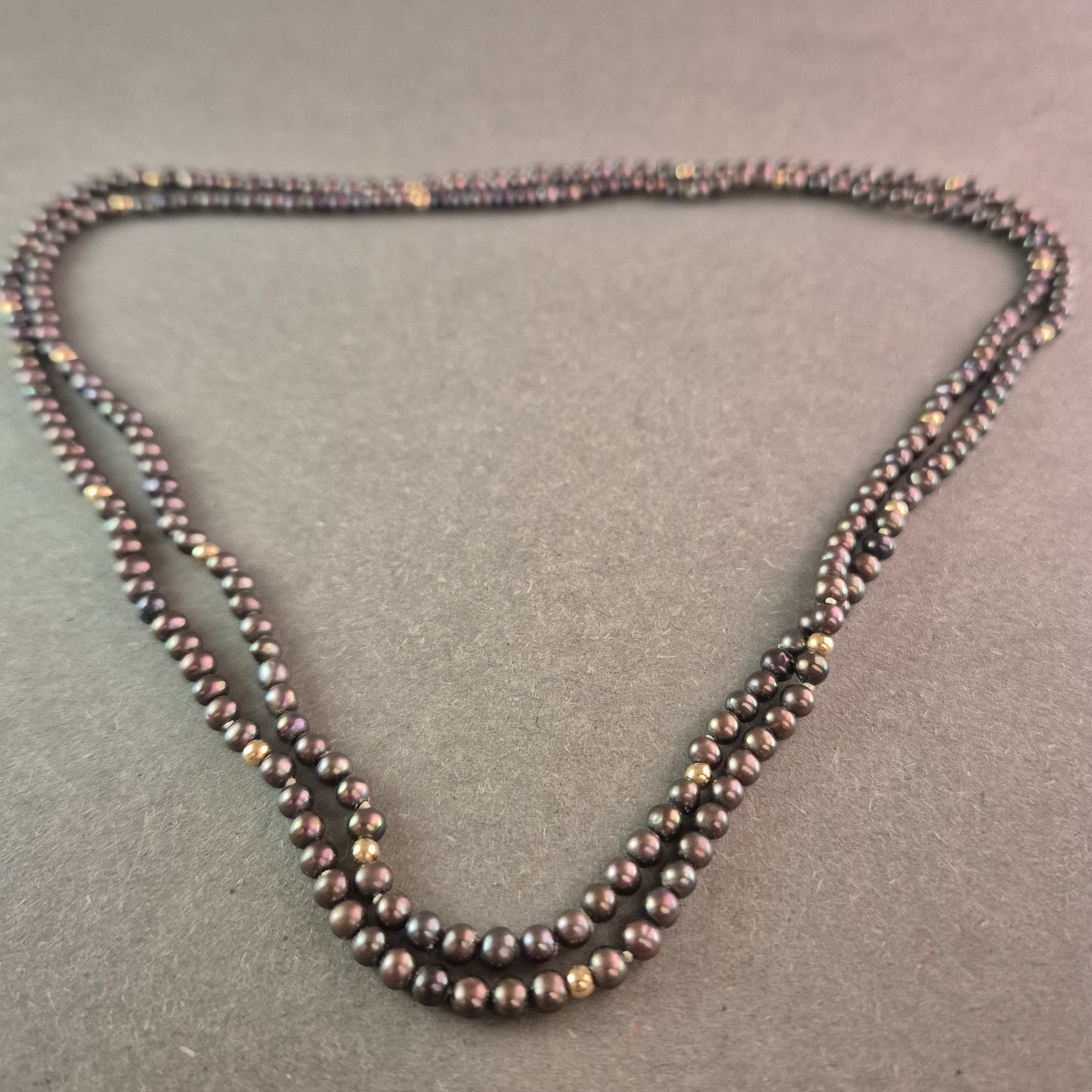 Lange schwarze Perlenkette mit goldenen Akzenten – Eleganter Look