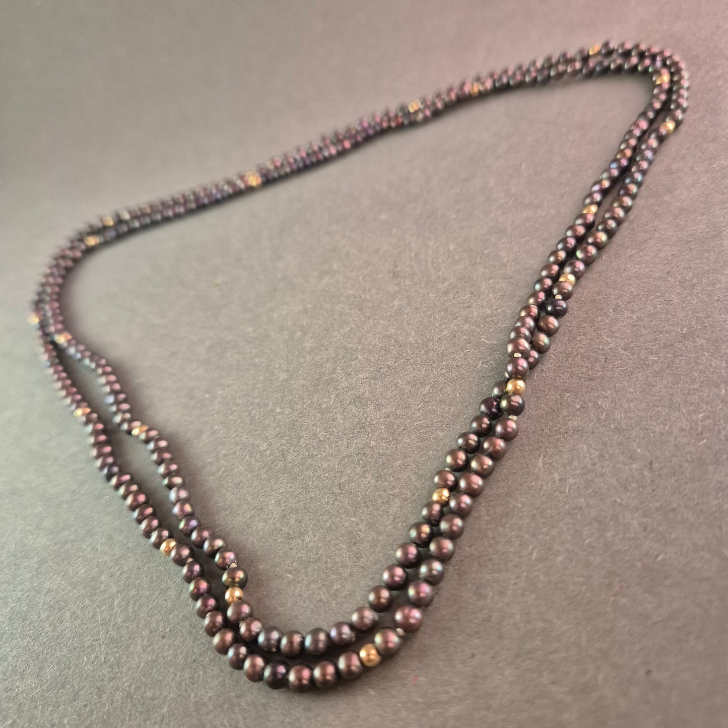 Lange schwarze Perlenkette mit goldenen Akzenten – Eleganter Look