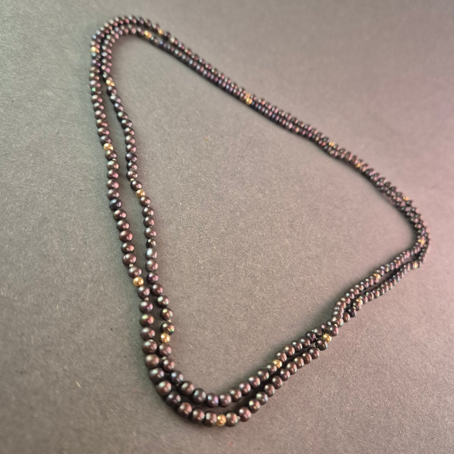 Lange schwarze Perlenkette mit goldenen Akzenten – Eleganter Look