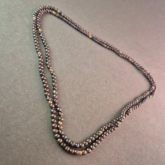 Lange schwarze Perlenkette mit goldenen Akzenten – Eleganter Look