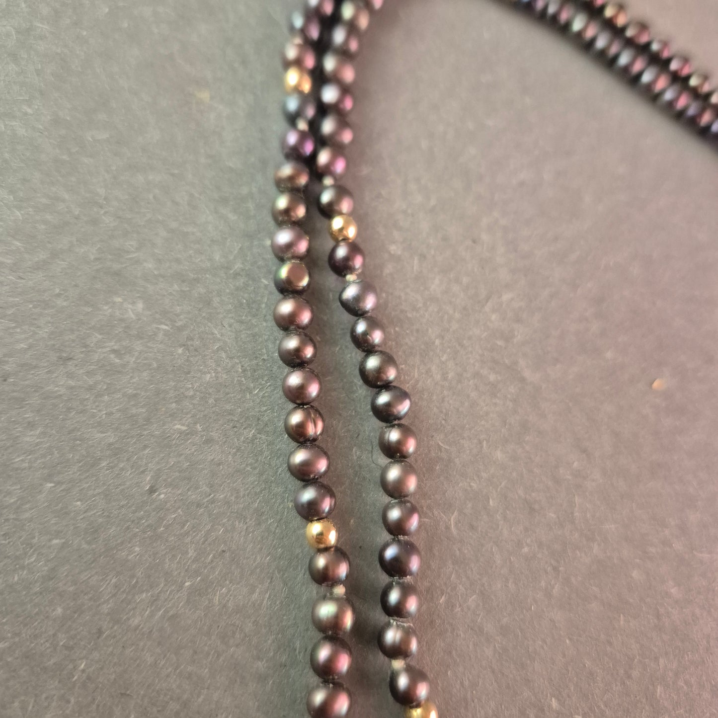 Lange schwarze Perlenkette mit goldenen Akzenten – Eleganter Look