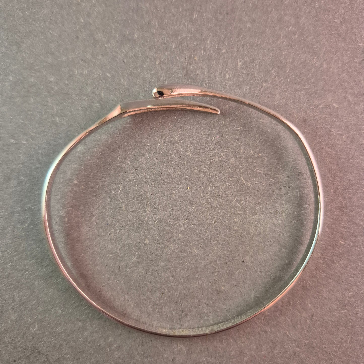 Minimalistischer Silberarmreif – Zeitlose Eleganz