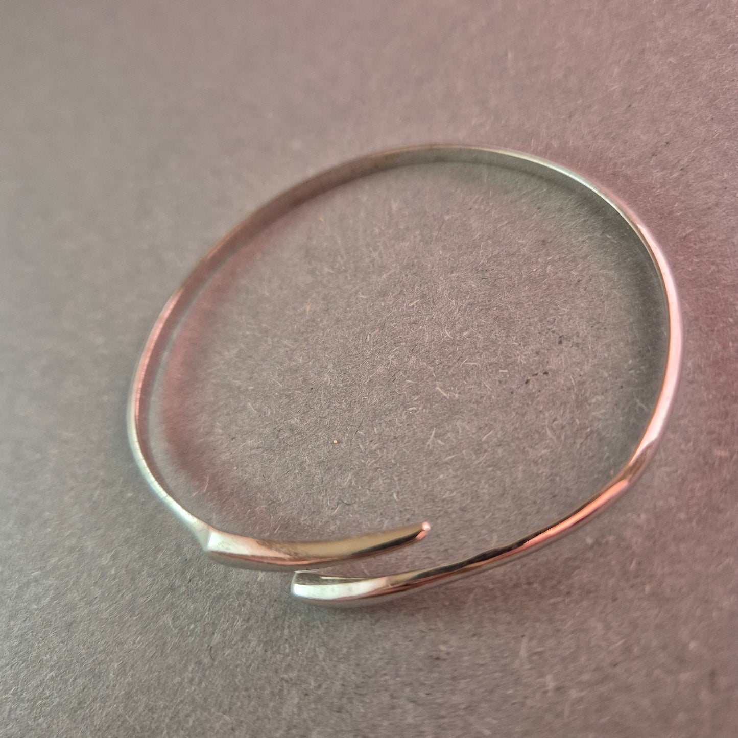 Minimalistischer Silberarmreif – Zeitlose Eleganz