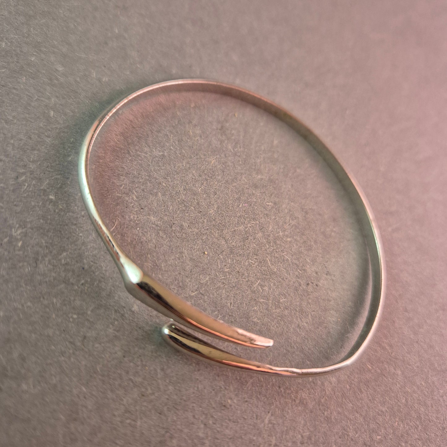 Minimalistischer Silberarmreif – Zeitlose Eleganz