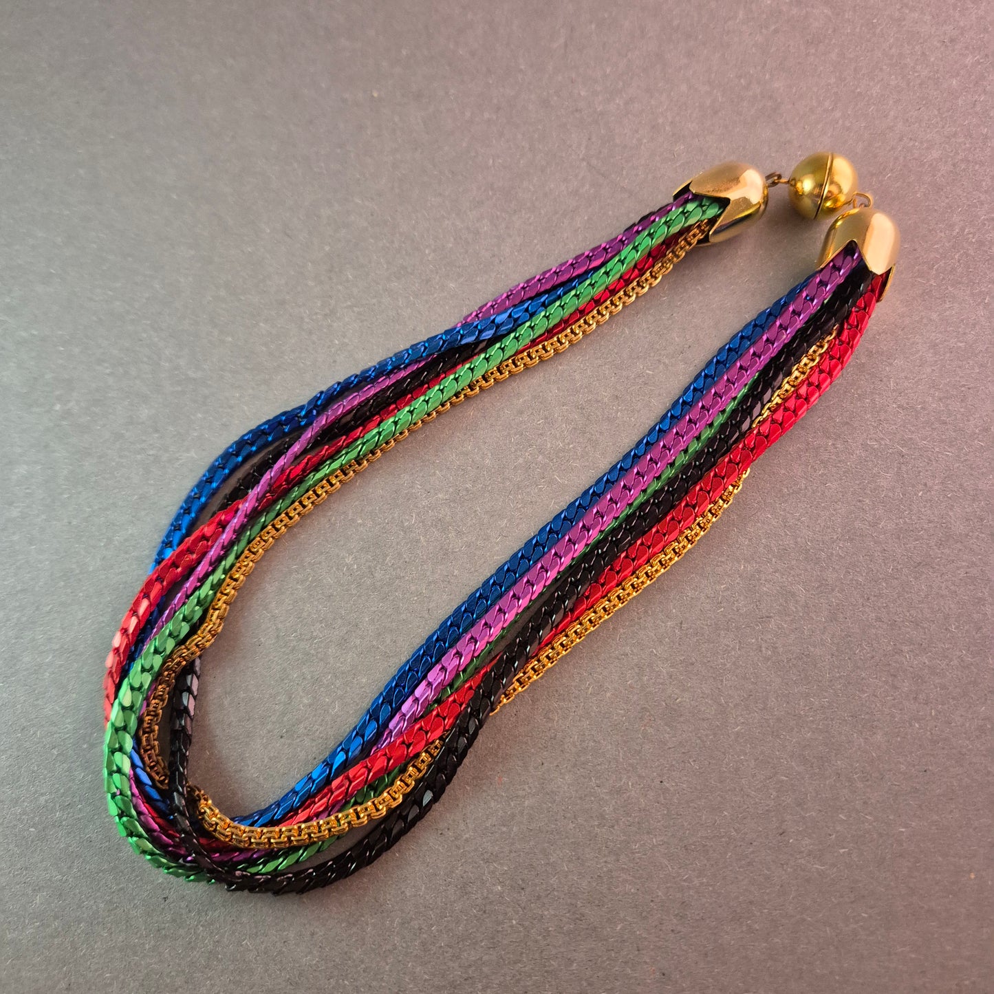 Farbenfrohes Vintage-Collier mit goldenen Akzenten