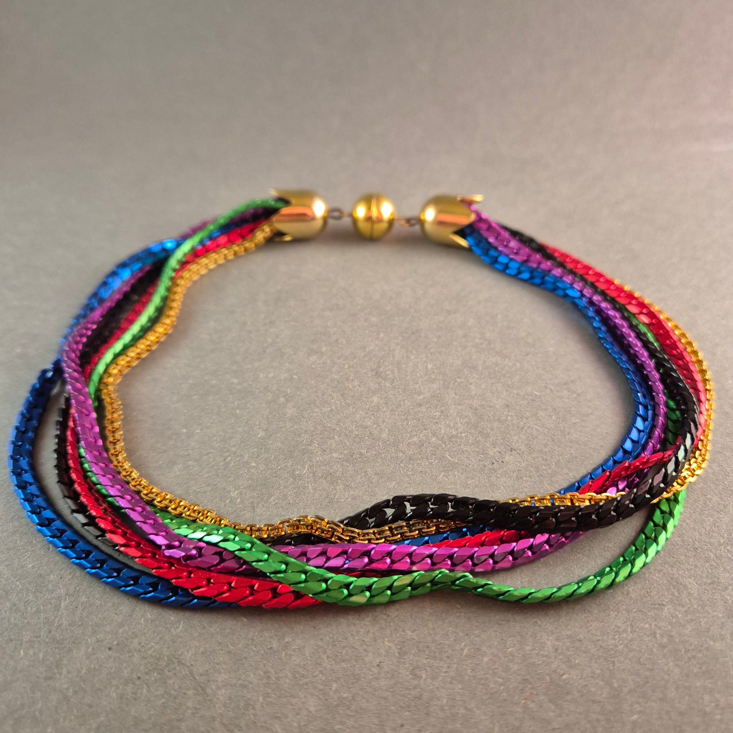 Farbenfrohes Vintage-Collier mit goldenen Akzenten