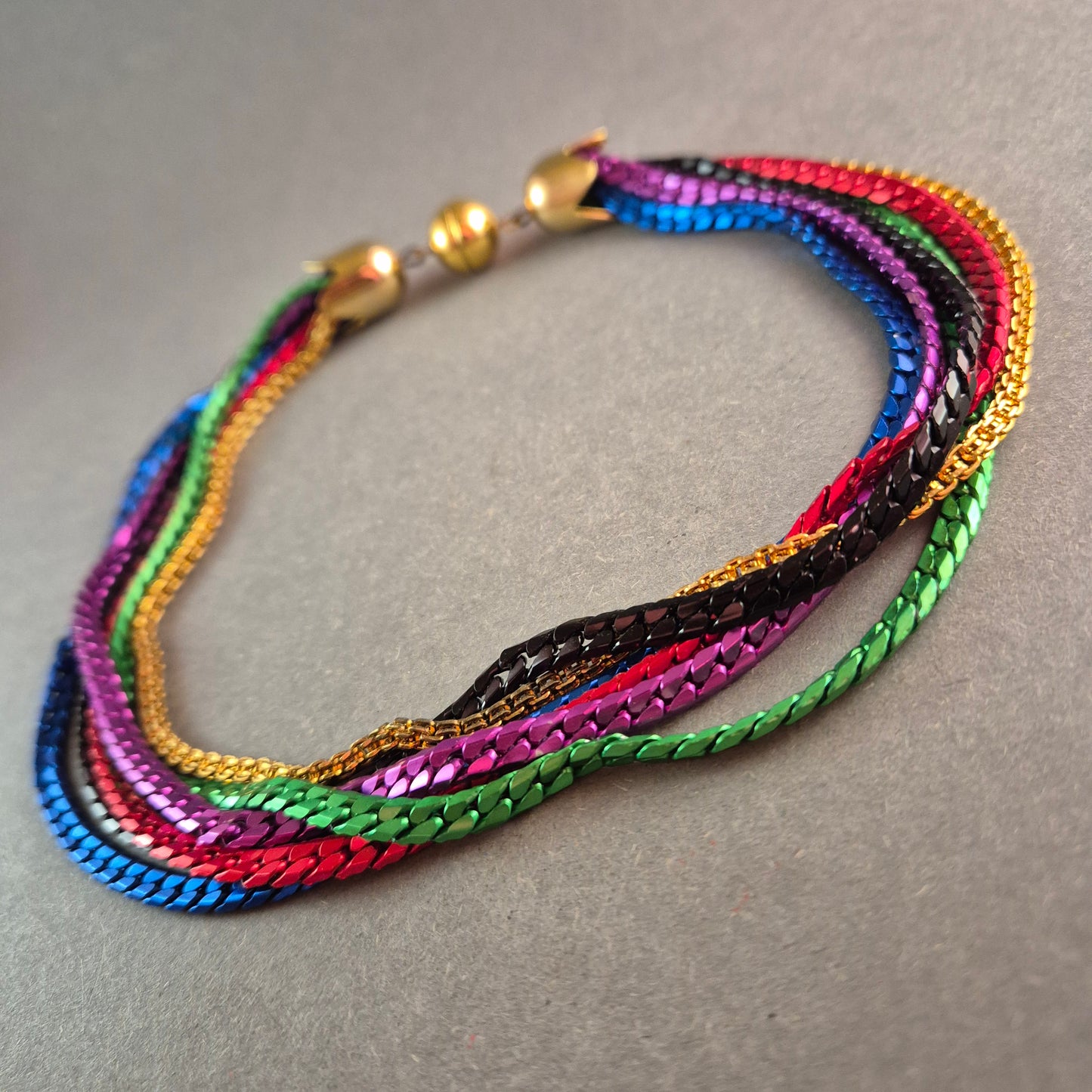 Farbenfrohes Vintage-Collier mit goldenen Akzenten