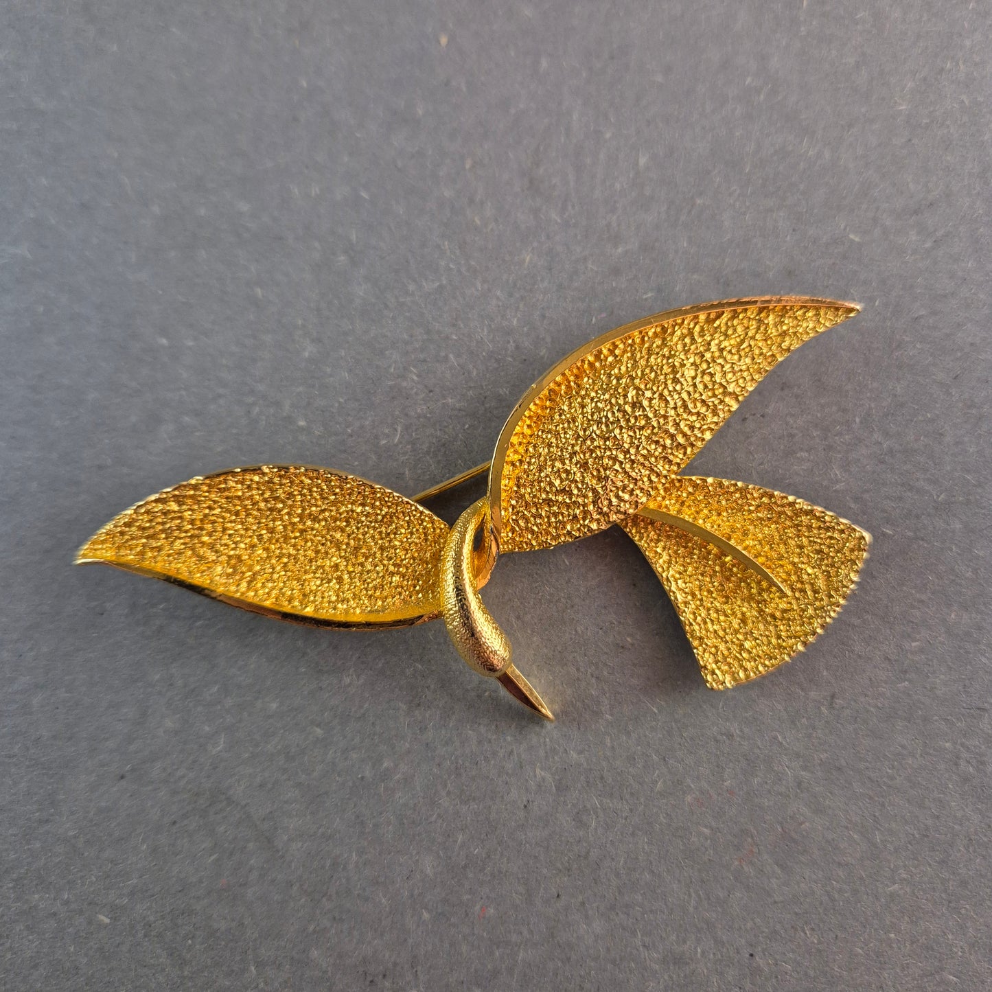 Vergoldete Designer-Brosche in Blattform – Eleganter Vintage-Stil
