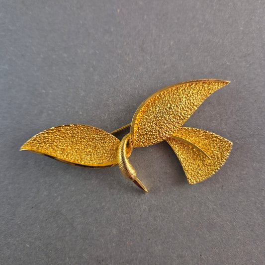 Vergoldete Designer-Brosche in Blattform – Eleganter Vintage-Stil
