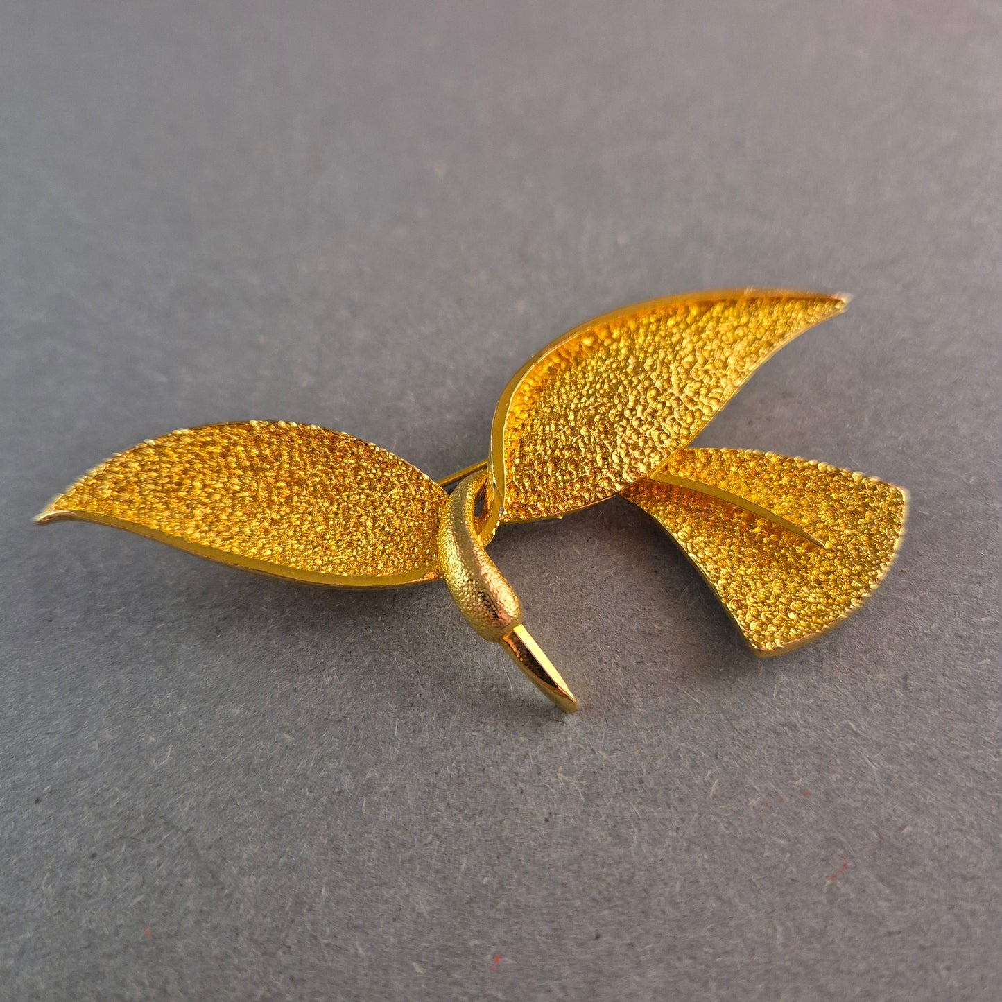 Vergoldete Designer-Brosche in Blattform – Eleganter Vintage-Stil