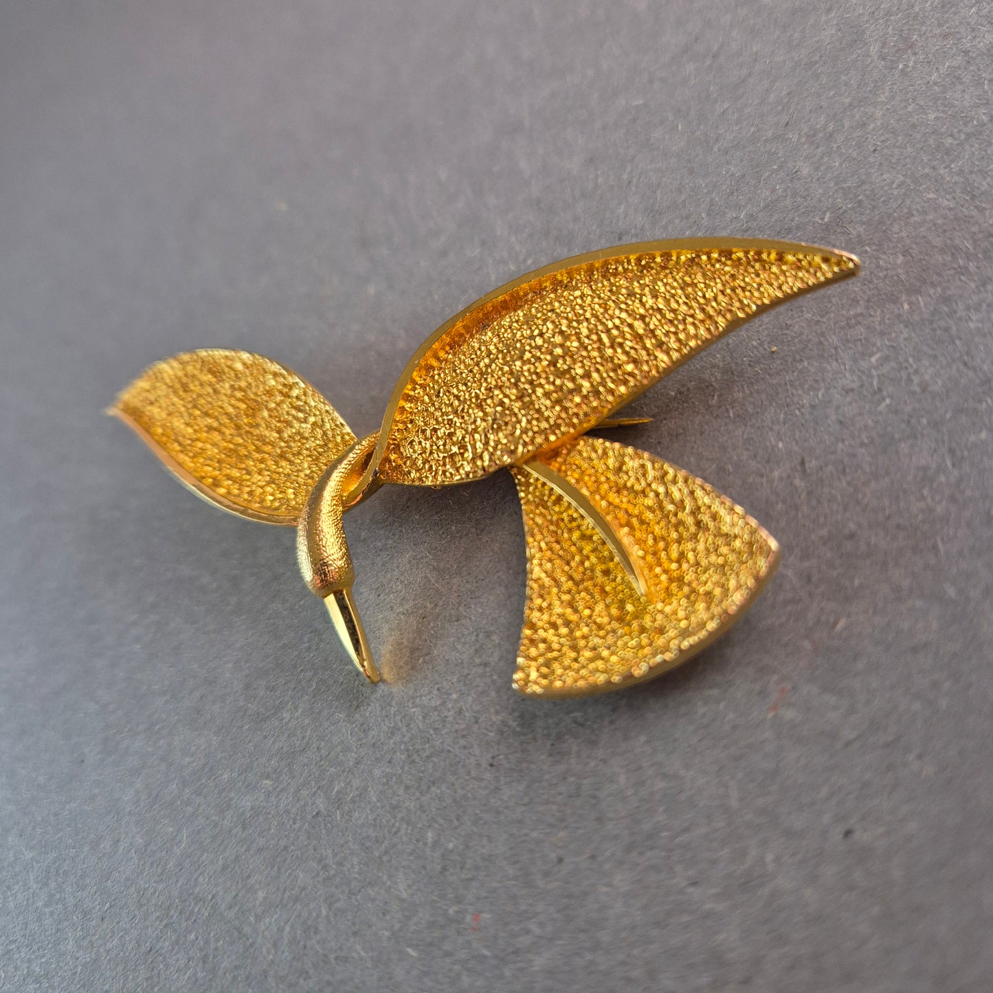 Vergoldete Designer-Brosche in Blattform – Eleganter Vintage-Stil