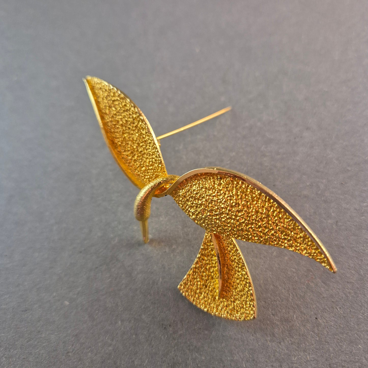 Vergoldete Designer-Brosche in Blattform – Eleganter Vintage-Stil