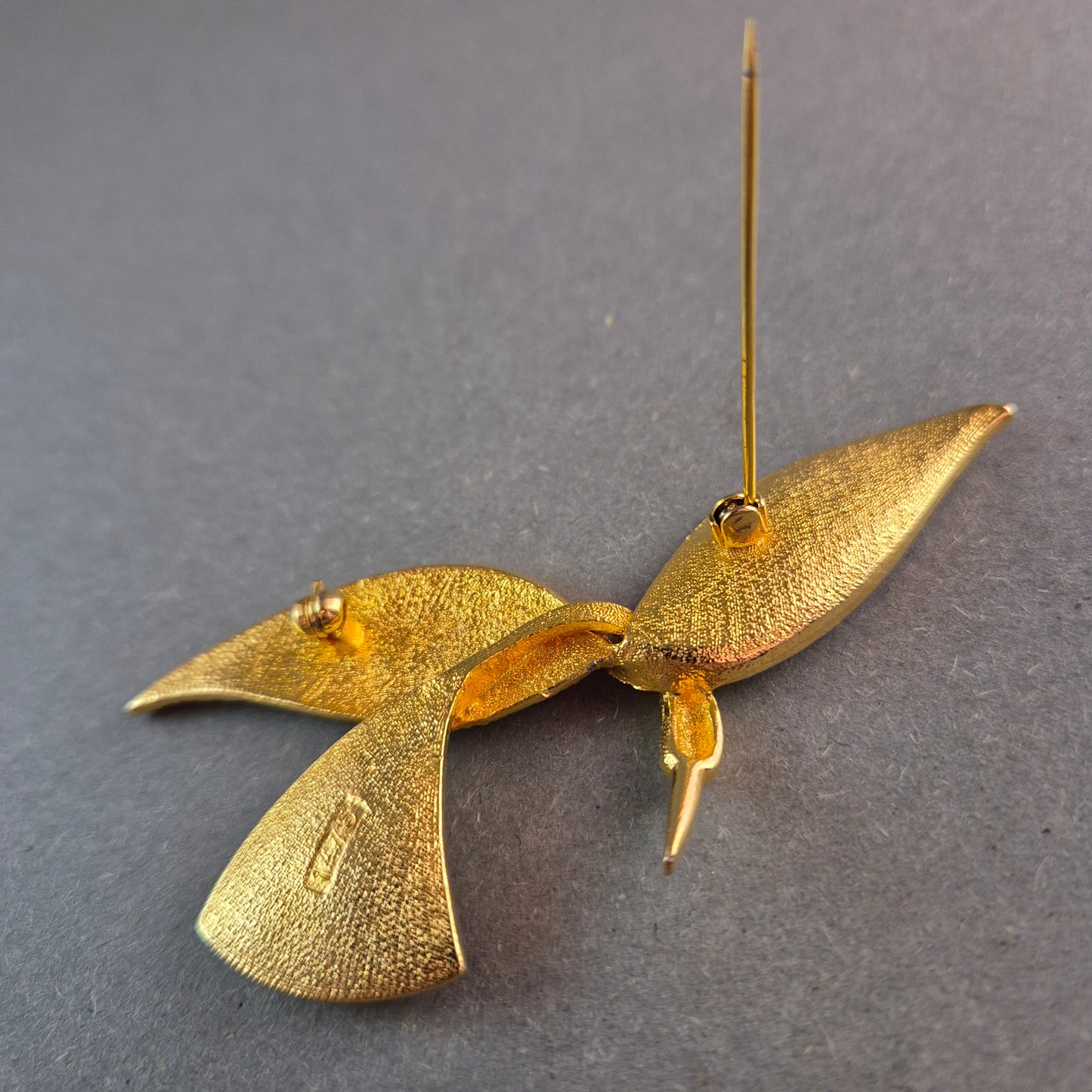 Vergoldete Designer-Brosche in Blattform – Eleganter Vintage-Stil