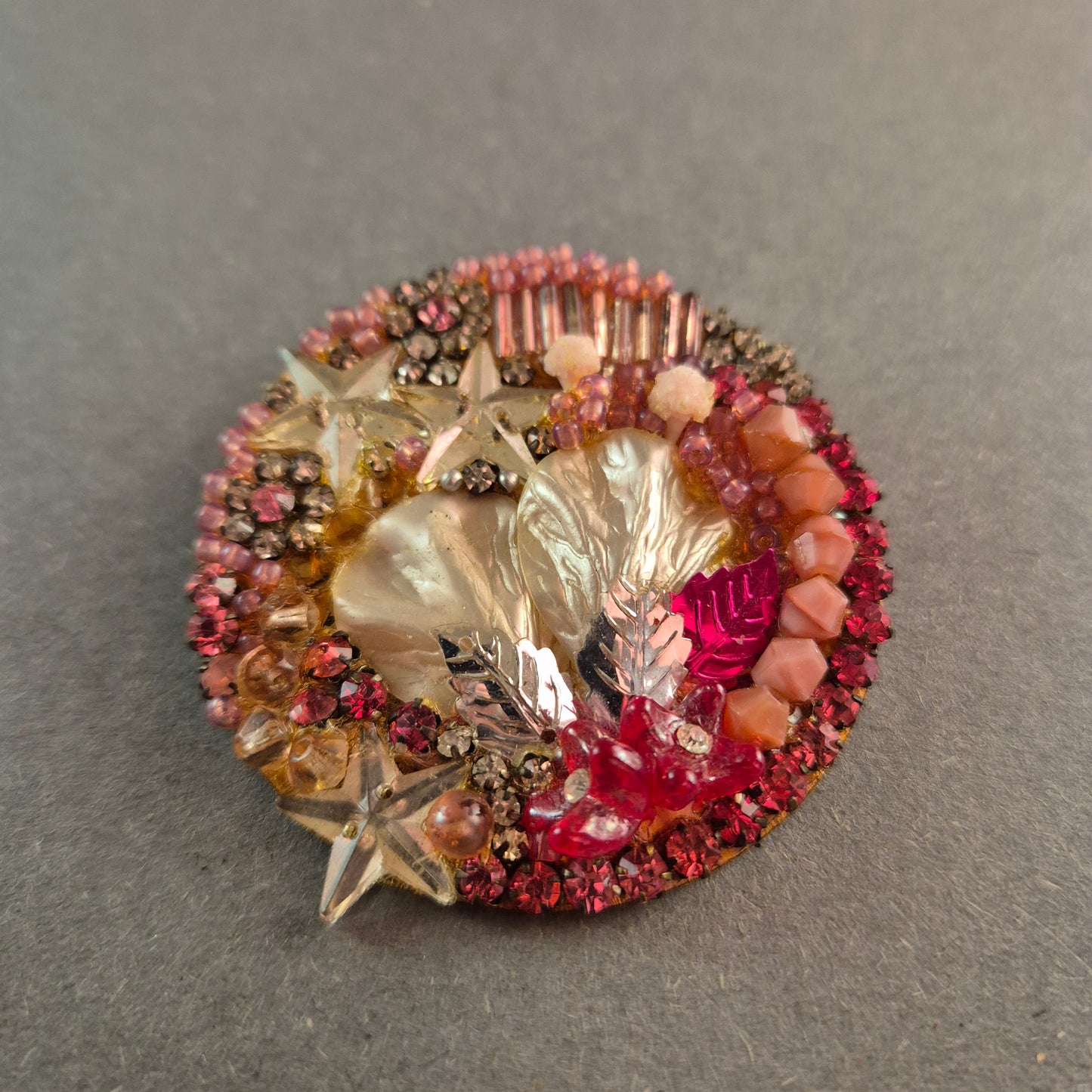 Handgefertigte Vintage Brosche mit Perlmutt und Kristallen