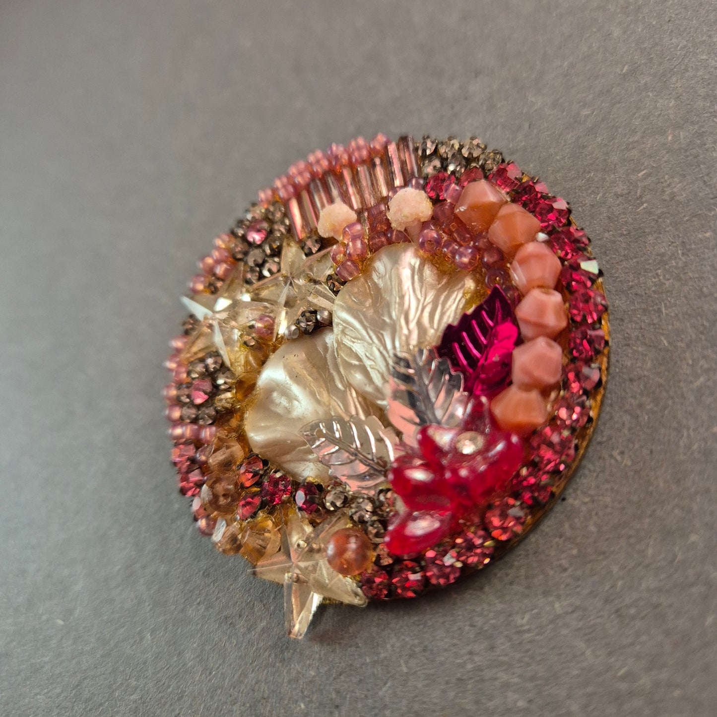 Handgefertigte Vintage Brosche mit Perlmutt und Kristallen