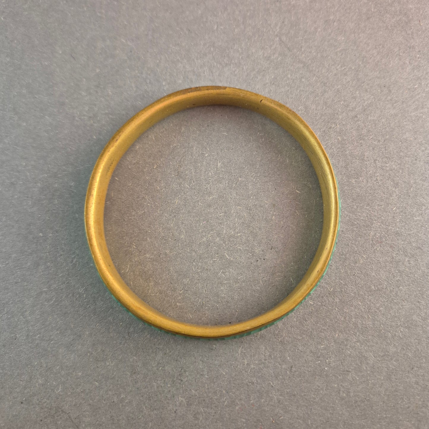 Vintage-Messingarmreif mit grünem Malachit-Look – Eleganz im Retro-Stil