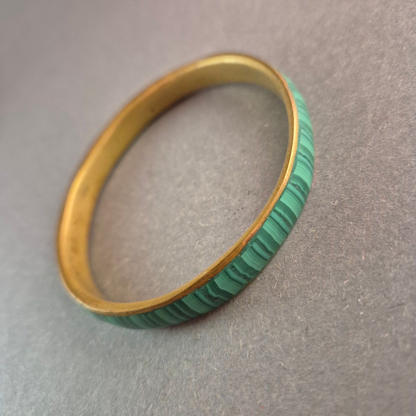 Vintage-Messingarmreif mit grünem Malachit-Look – Eleganz im Retro-Stil