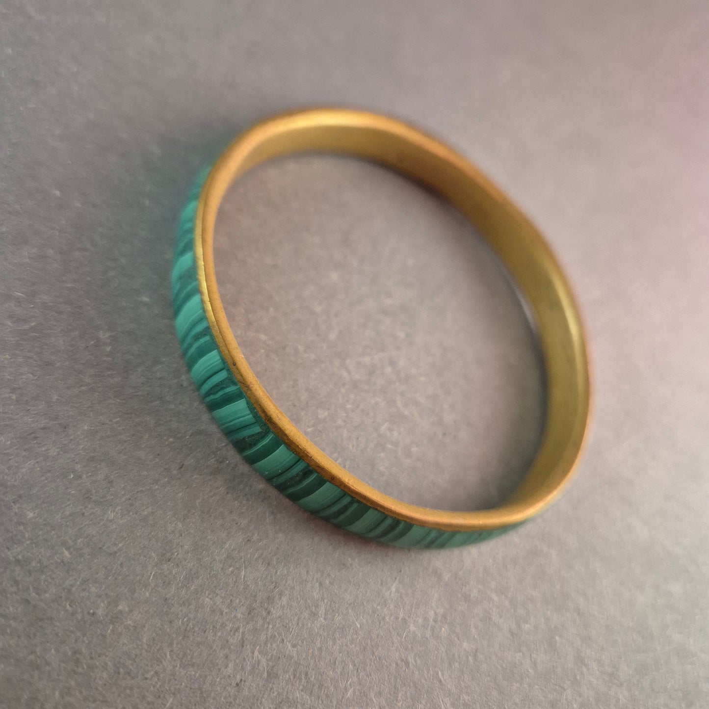 Vintage-Messingarmreif mit grünem Malachit-Look – Eleganz im Retro-Stil
