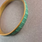 Vintage-Messingarmreif mit grünem Malachit-Look – Eleganz im Retro-Stil